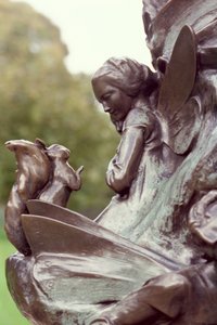 Fee en een eekhoorn, detail van standbeeld van Peter Pan